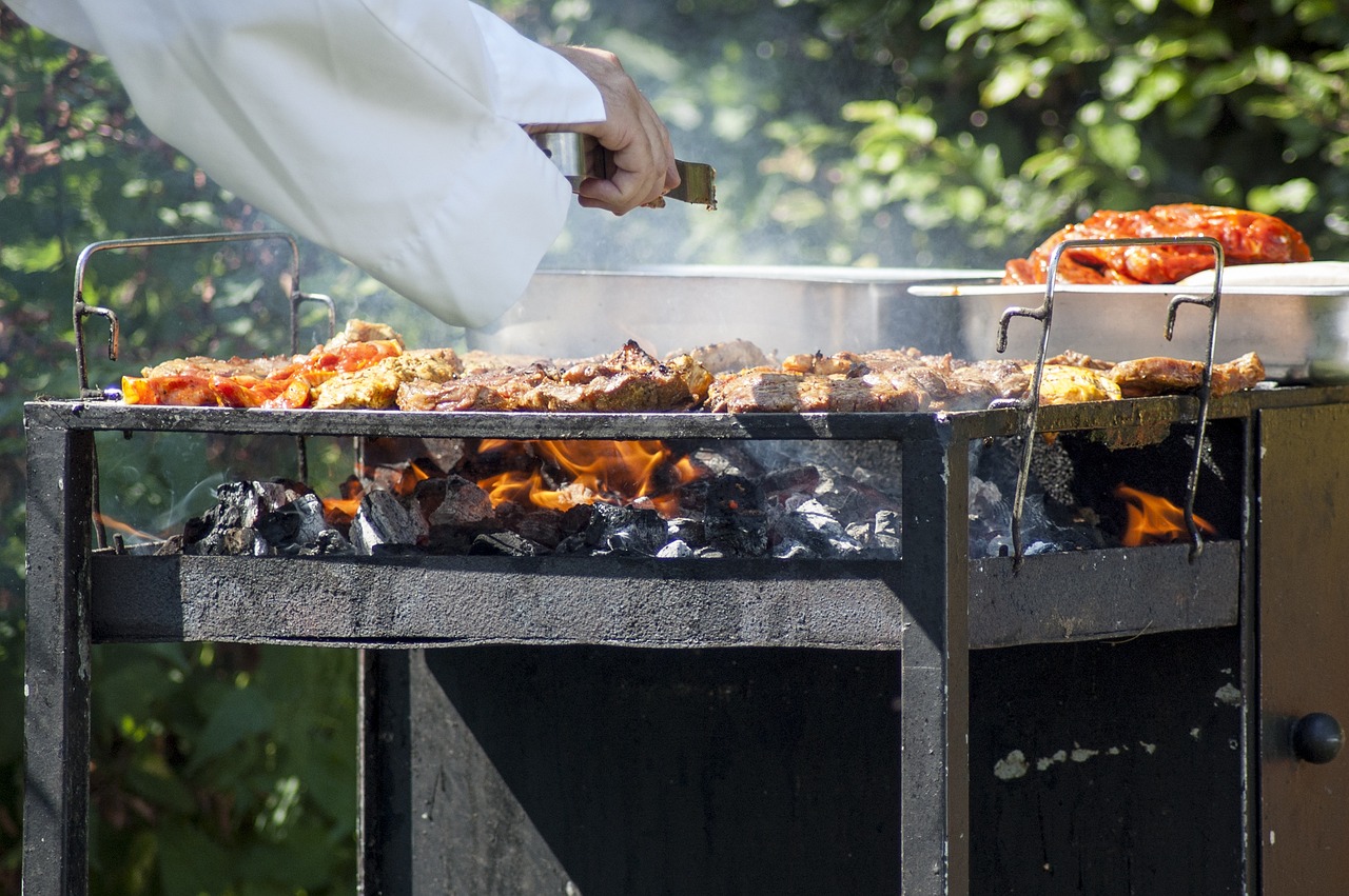 choisir le barbecue au charbon de bois parfait pour votre été