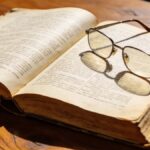 vieux texte de loi pose sur bureau en bois avec lunettes