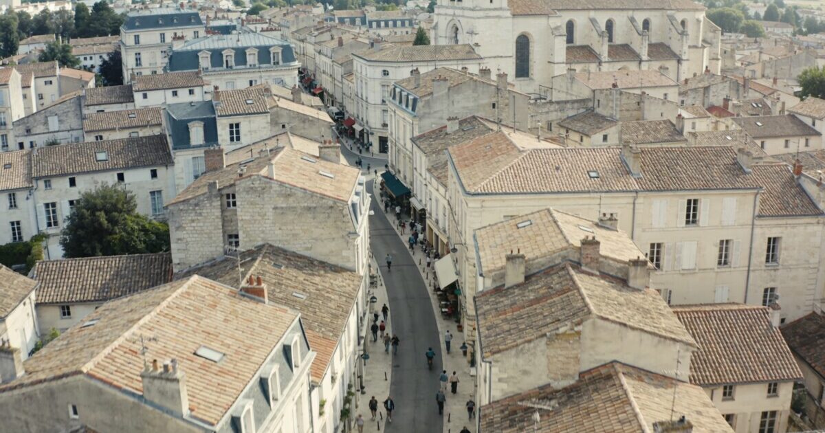 Vue aerienne de Perigueux avec rues animees
