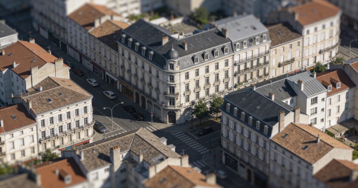 Vue aerienne de Tarbes avec rues et immeubles