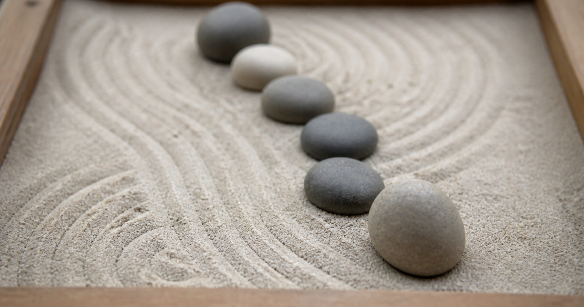 Pierres lisses arrangees sur sable rake dans petit espace