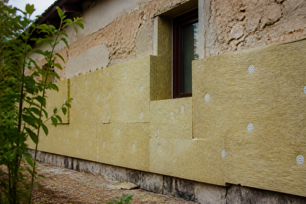 Isolation thermique appliquee sur mur ancien avec materiaux isolants epais