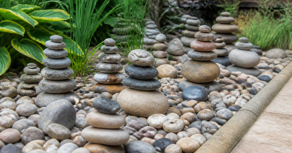 Pierres empilees formant parterre decoratif dans jardin