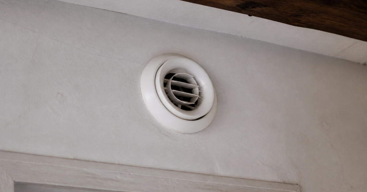 Tuyau ventilation blanc fixe mur interieur maison ancienne
