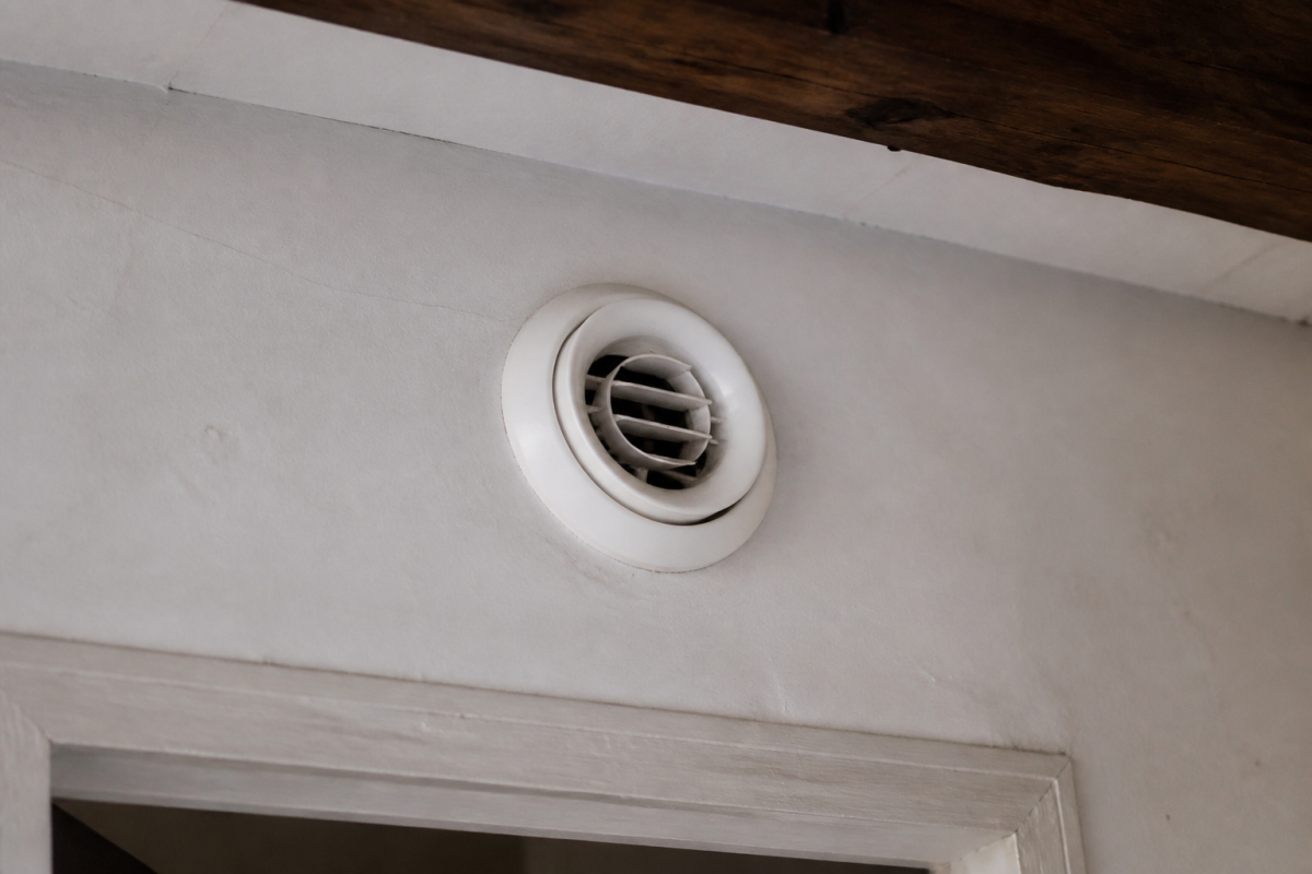 Tuyau ventilation blanc fixe mur interieur maison ancienne
